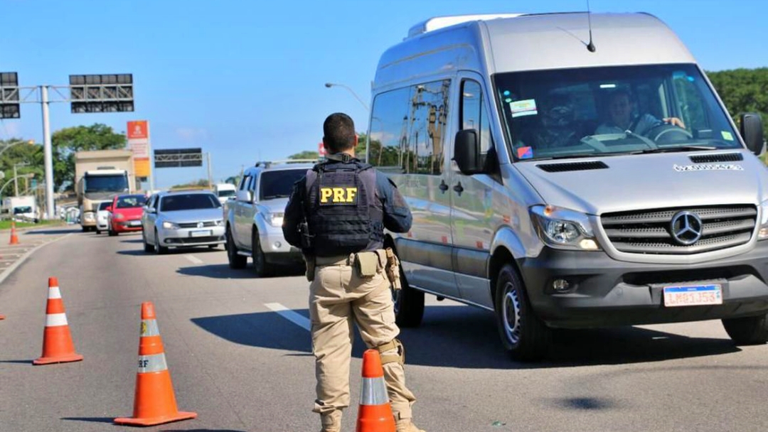 PRF fiscaliza uso do cinto de seguran&ccedil;a nas estradas