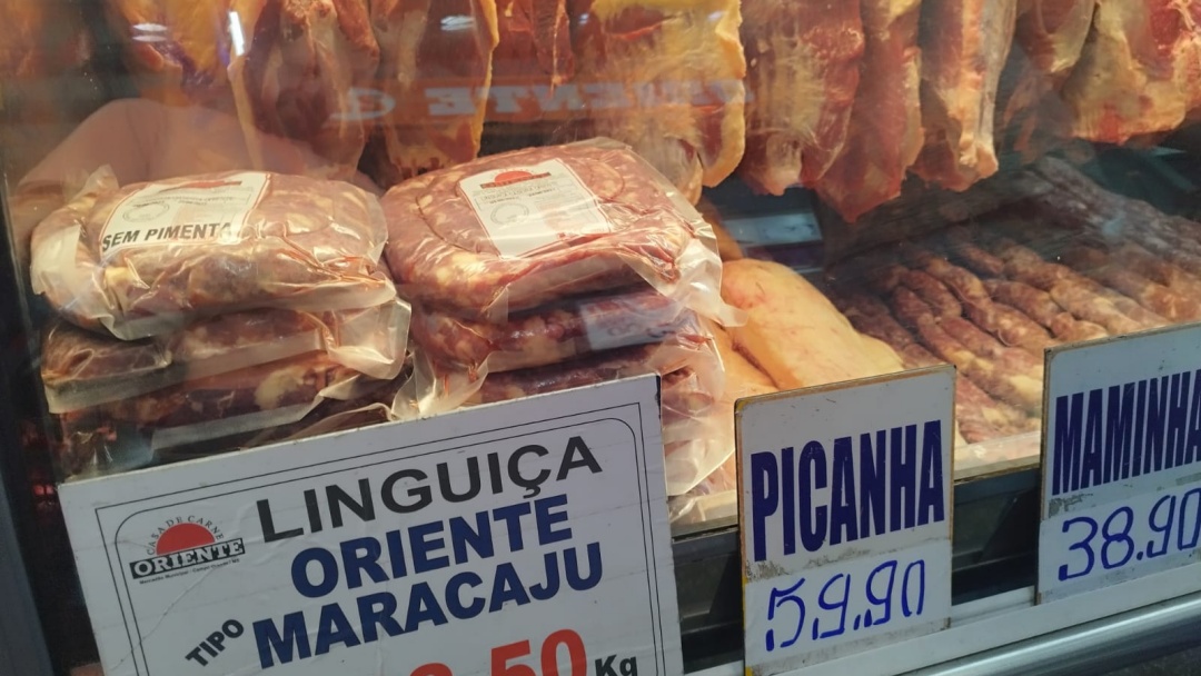 Pre&ccedil;o do boi despenca no pasto, mas queda n&atilde;o chega no a&ccedil;ougue e picanha ainda custa R$ 70