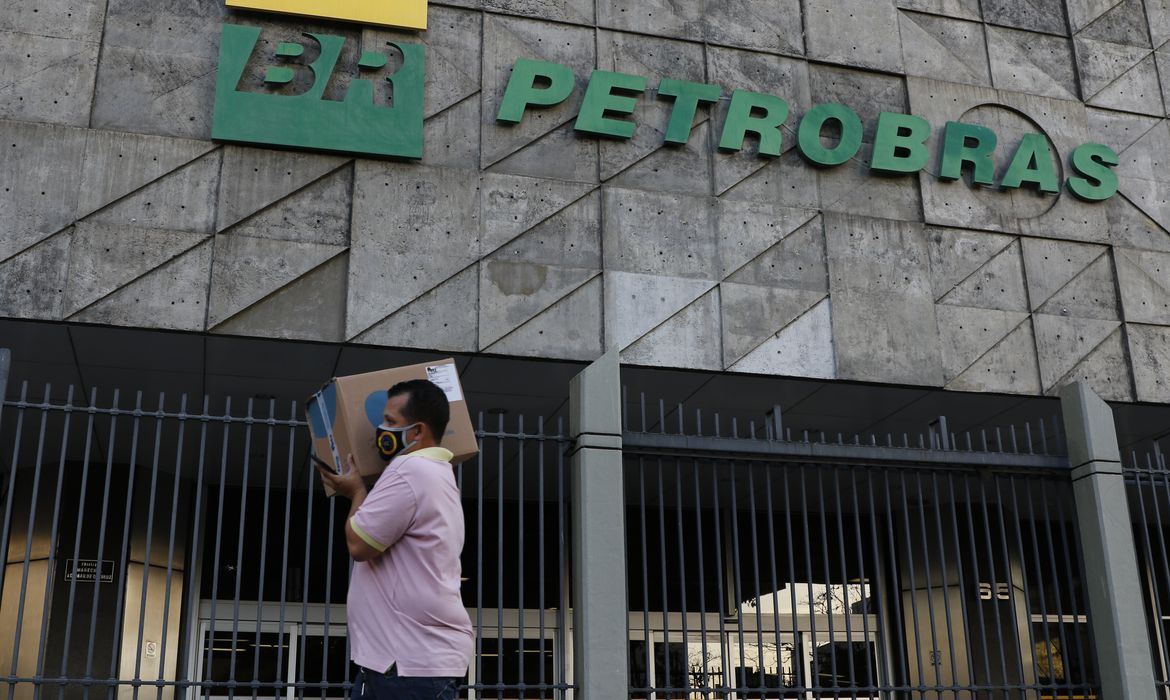 Petrobras reduz pre&ccedil;o da gasolina em 4,66% para distribuidoras 