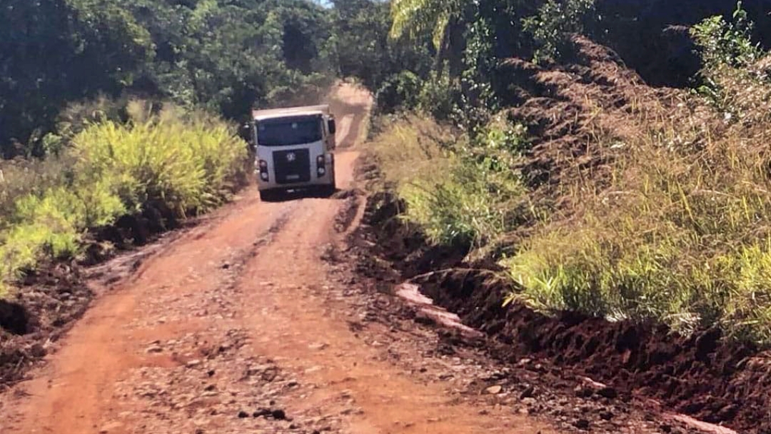 Prefeitura realiza manuten&ccedil;&atilde;o em estradas de tr&ecirc;s grandes assentamentos