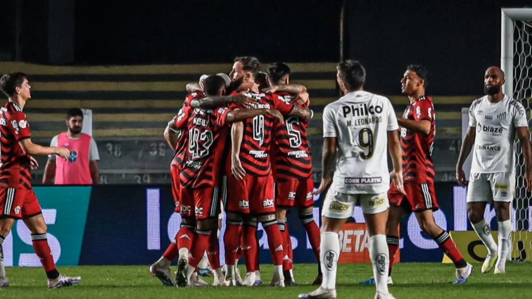 Flamengo bate o Santos e sobe na tabela do Brasileir&atilde;o