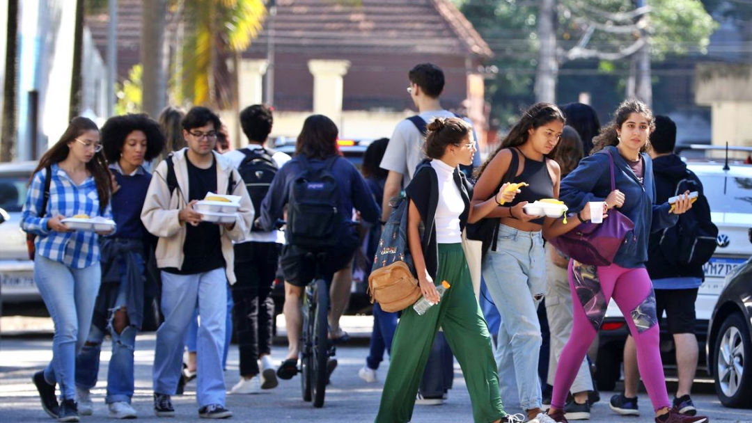 Com recorde de jovens no mundo, campanha quer ouvir o que eles pensam