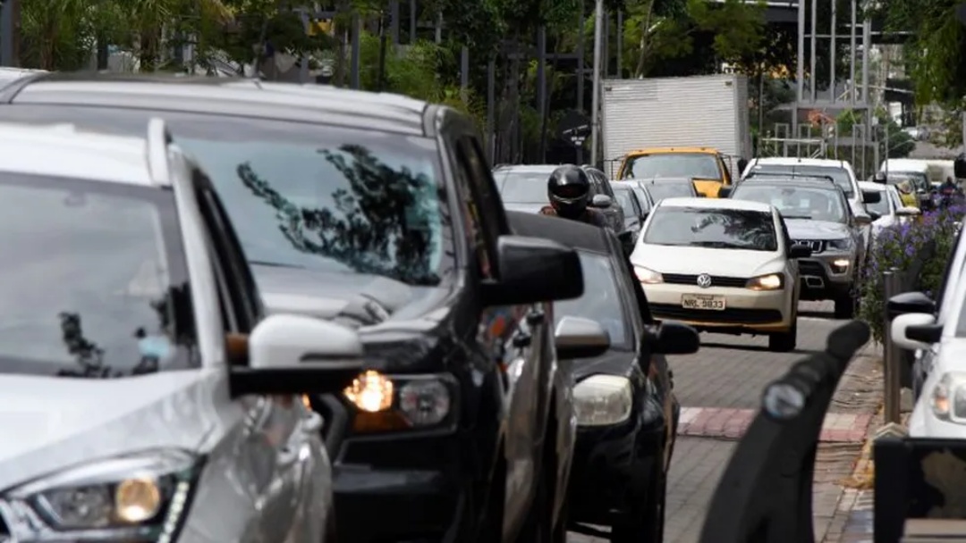 Taxa de licenciamento de ve&iacute;culos com placa final 6 vence em julho