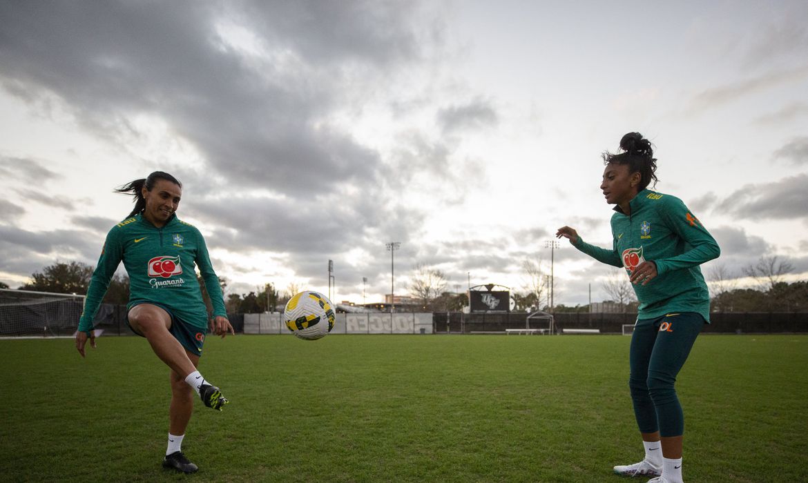 Com passagem de bast&atilde;o, Marta lidera gera&ccedil;&atilde;o em &uacute;ltima Copa do Mundo