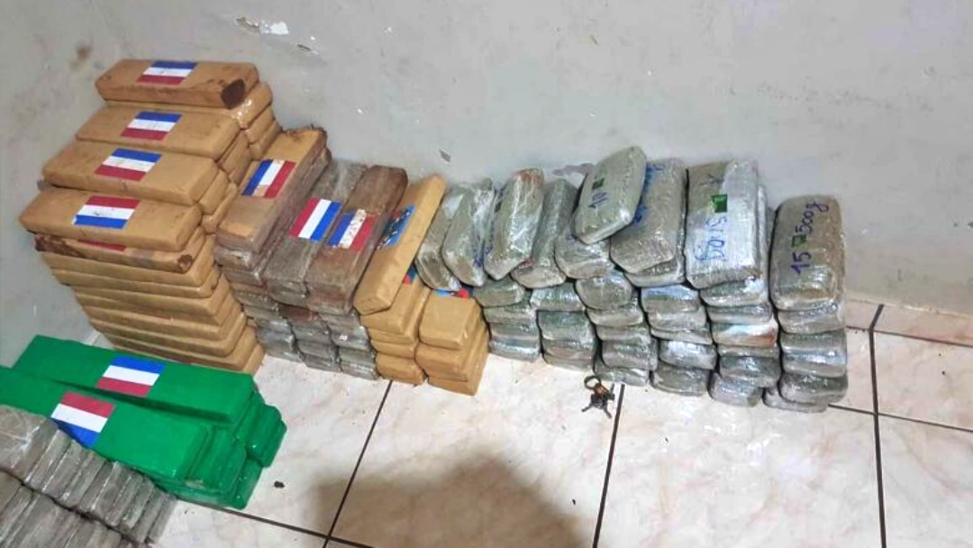 Opera&ccedil;&atilde;o contra tr&aacute;fico internacional de drogas prende tr&ecirc;s pessoas em Dourados 