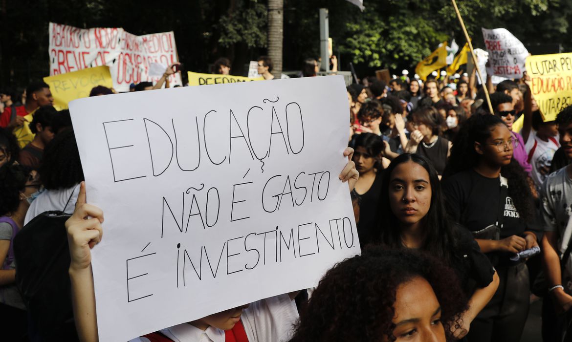 Dossi&ecirc; mostra falta de direitos b&aacute;sicos para p&oacute;s-graduandos no Brasil