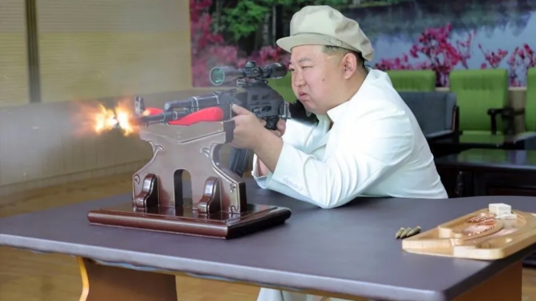 Coreia do Norte divulga fotos de Kim Jong Un visitando f&aacute;brica de armas e atirando