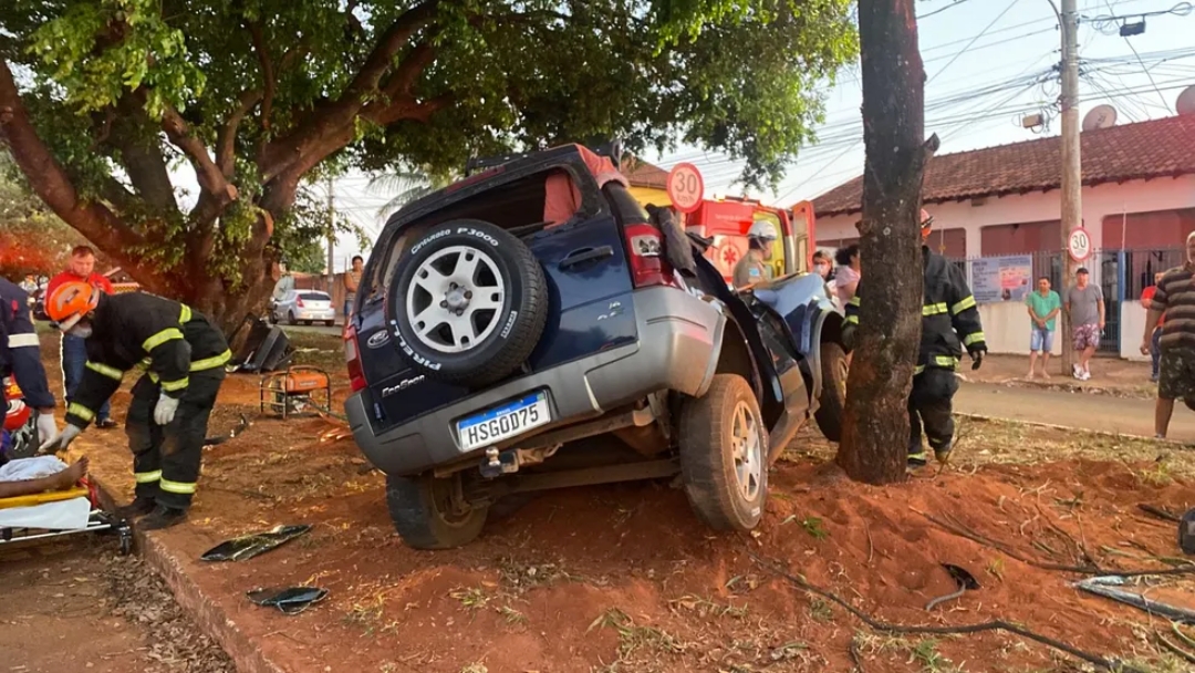 Adolescente de 15 anos causa colis&atilde;o com &aacute;rvore, resultando na morte do passageiro 