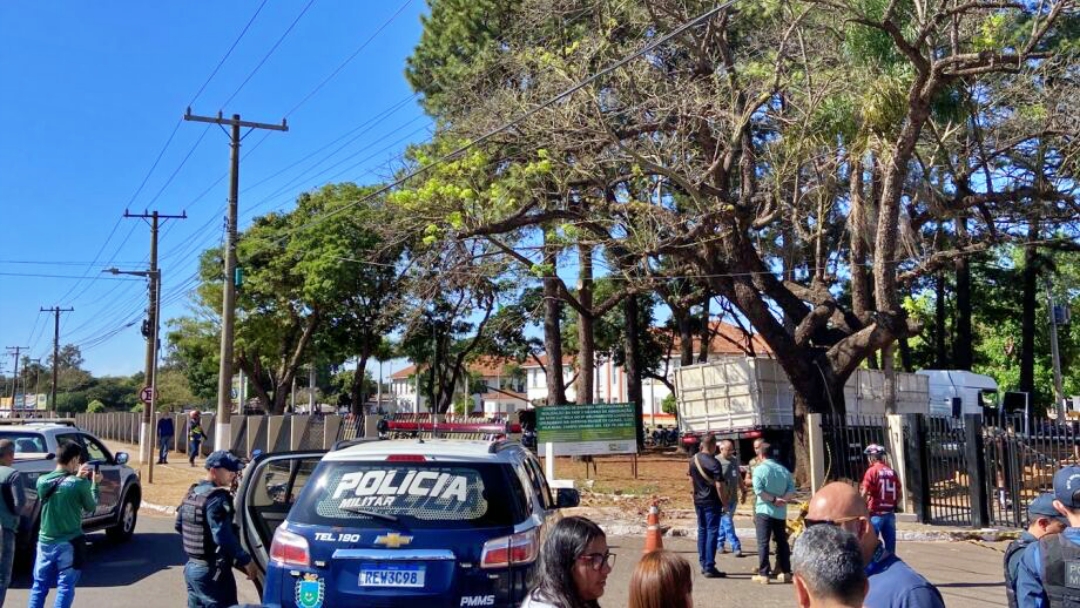 Caminhoneiro alucinado faz strike, invade Ex&eacute;rcito e trava a Av. Duque de Caxias