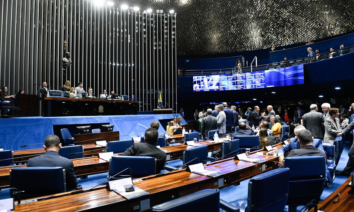 Senado aprova MP que aumenta sal&aacute;rio m&iacute;nimo e amplia isen&ccedil;&atilde;o do IR