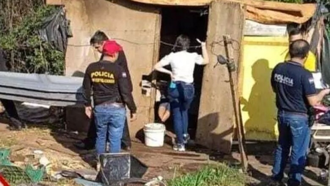 Casal &eacute; esfaqueado no interior de barraco e mulher morre