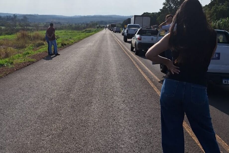 Ao menos 50 ind&iacute;genas bloqueiam acesso entre Bela Vista e Ant&ocirc;nio Jo&atilde;o 