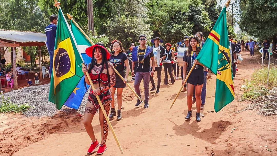 Desfile c&iacute;vico nas aldeias abordou sa&uacute;de, educa&ccedil;&atilde;o, meio ambiente e Cultura Ind&iacute;gena