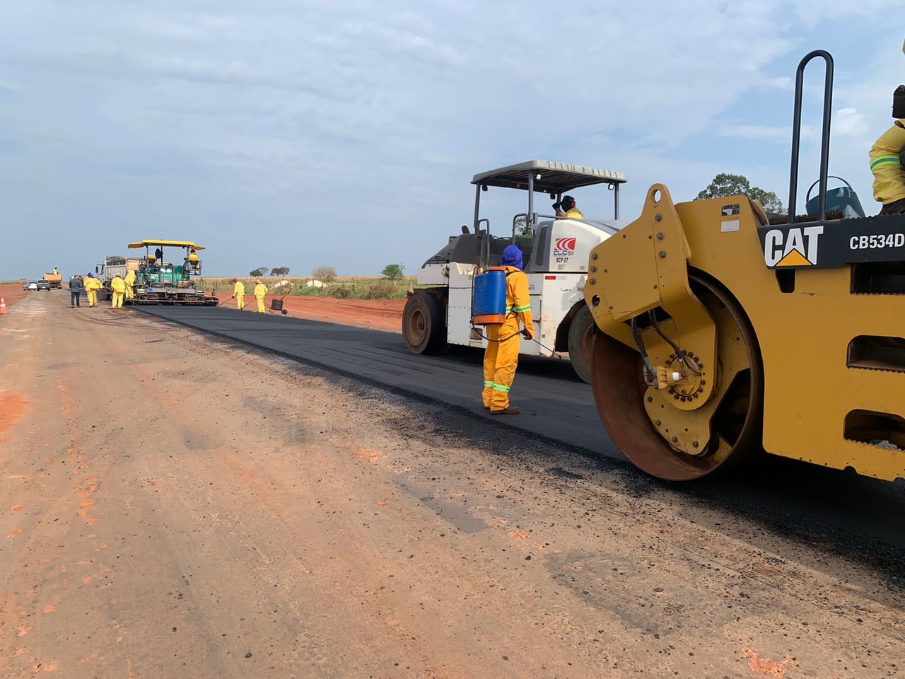 Empreiteira inicia pavimenta&ccedil;&atilde;o da estrada de acesso ao Cap&atilde;o Bonito