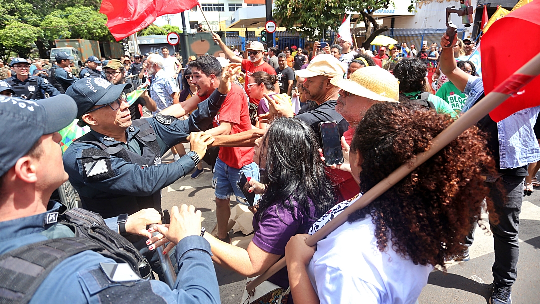 Capital tem 7 de Setembro com 15 mil pessoas, sem prefeita e com confus&atilde;o