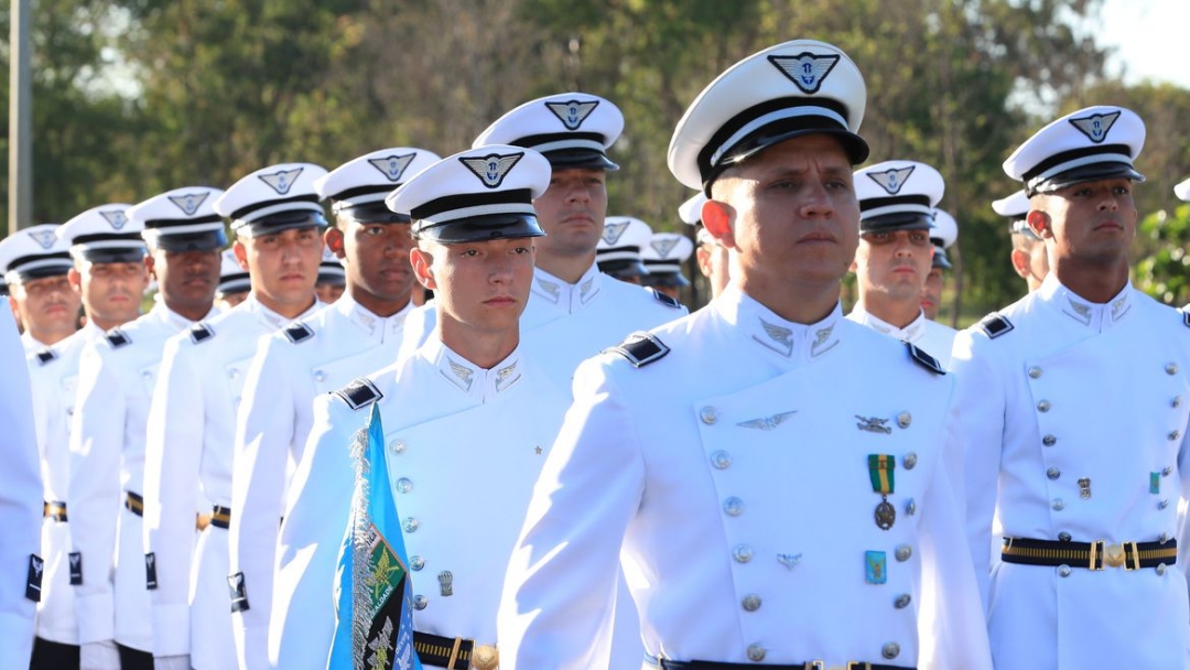 Militares defendem forma&ccedil;&atilde;o; pesquisadores criticam curr&iacute;culo