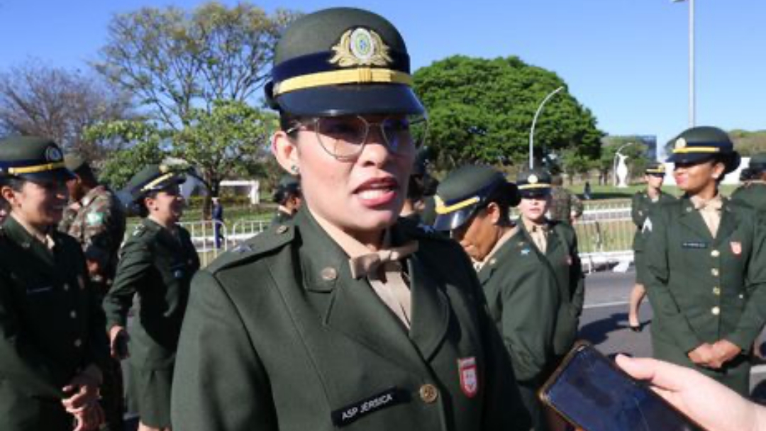 Militares defendem forma&ccedil;&atilde;o; pesquisadores criticam curr&iacute;culo