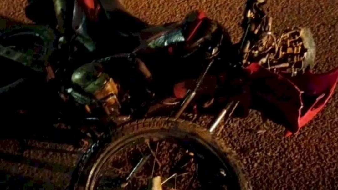 Motociclista de 24 anos morre ao bater em carreta 