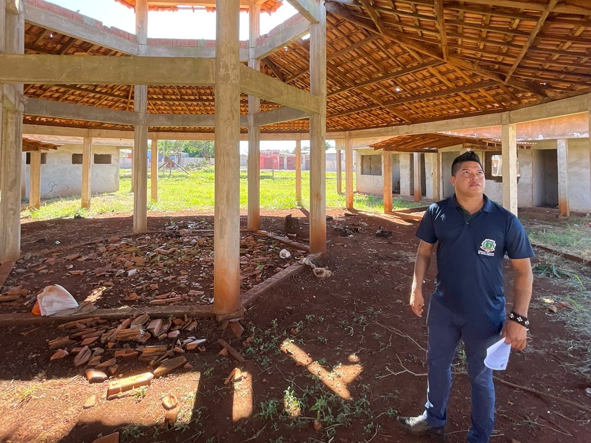 Presidente Otacir celebra retomada da obra na Benigno Escobar