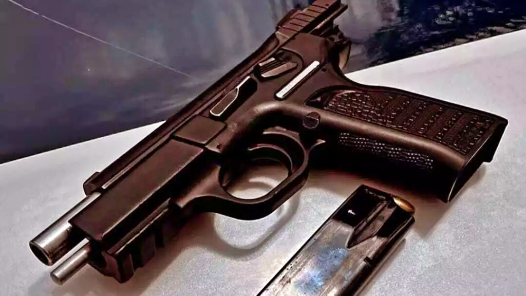 Suspeito de executar rapaz a tiros &eacute; baleado em confronto com a pol&iacute;cia 