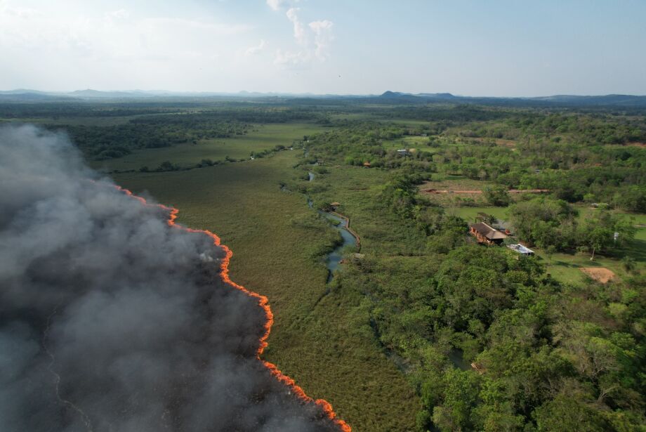 Com calor extremo, zona rural de Bonito queima h&aacute; 72h