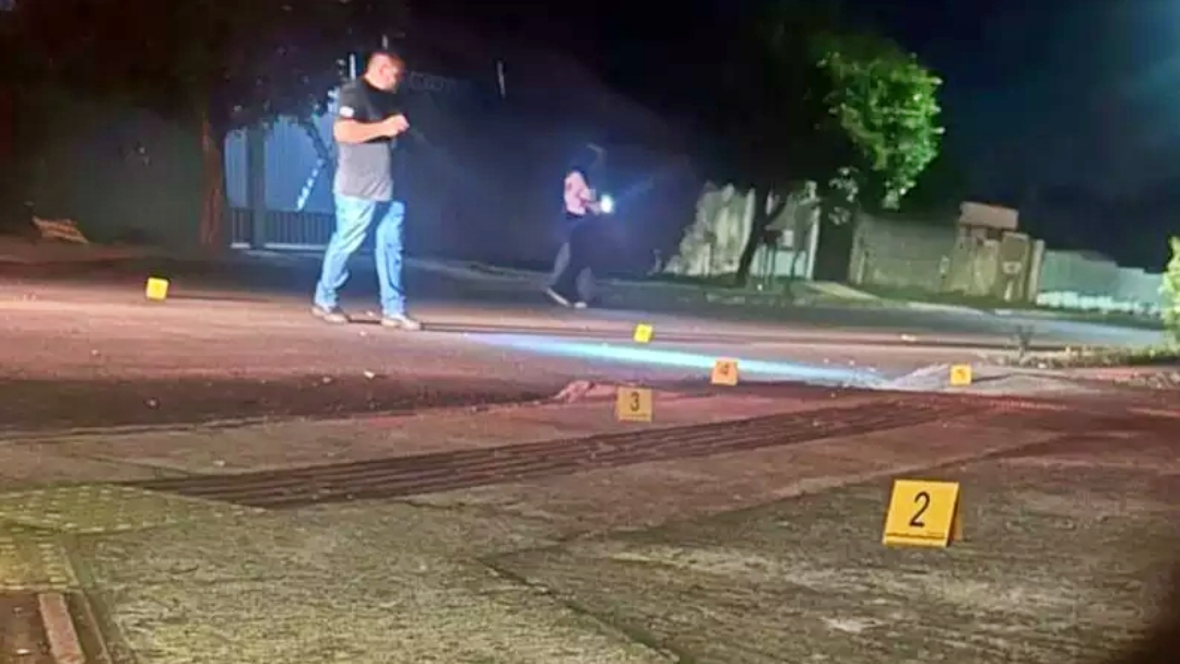 Mulher escapa de dois tiros, abre os bra&ccedil;os e ex em f&uacute;ria dispara mais 3 vezes  