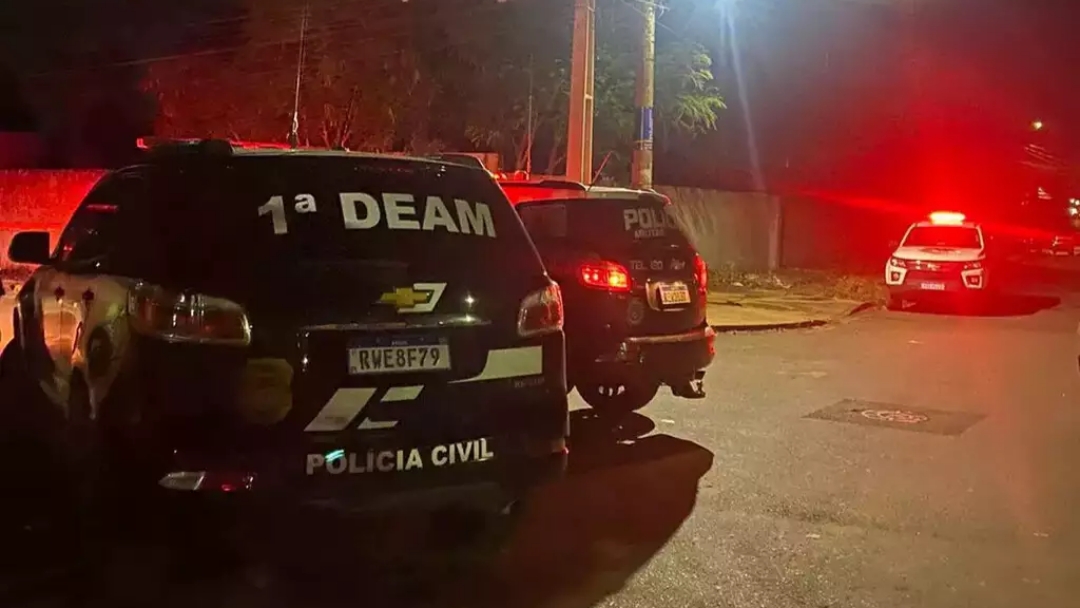 Mulher escapa de dois tiros, abre os bra&ccedil;os e ex em f&uacute;ria dispara mais 3 vezes  