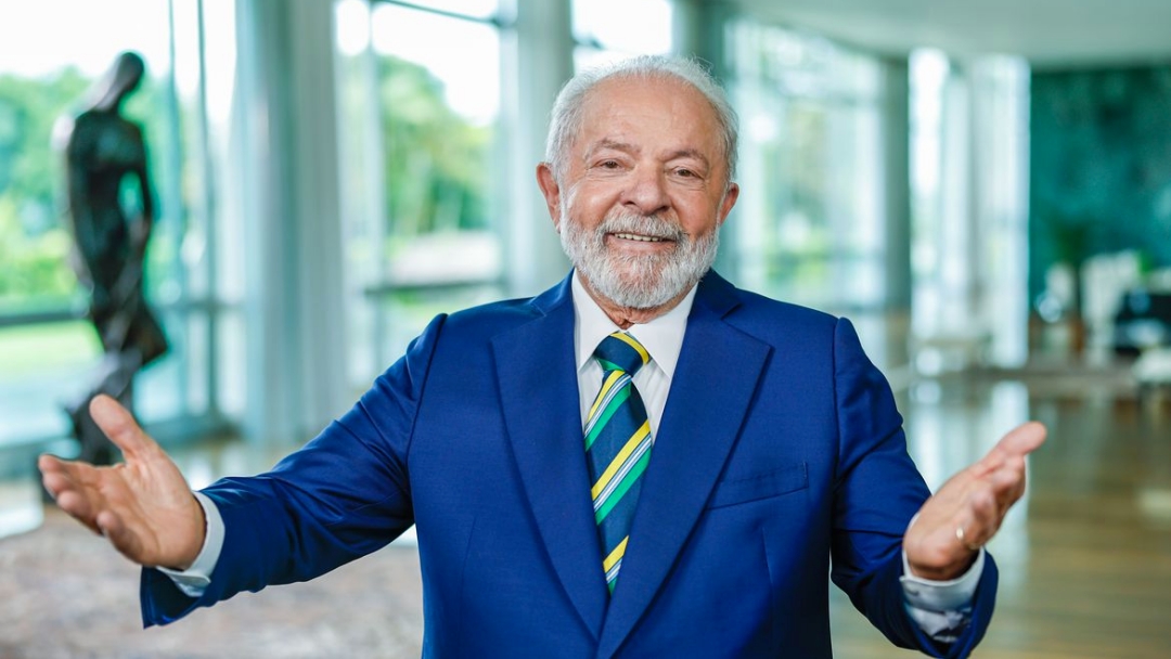 Lula deixa hospital em Bras&iacute;lia ap&oacute;s cirurgia de restaura&ccedil;&atilde;o do quadril