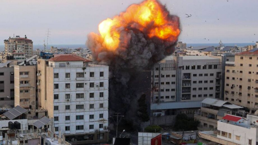 Conflito entre Israel e Hamas entra no 2&ordm; dia; mais de 900 pessoas j&aacute; morreram