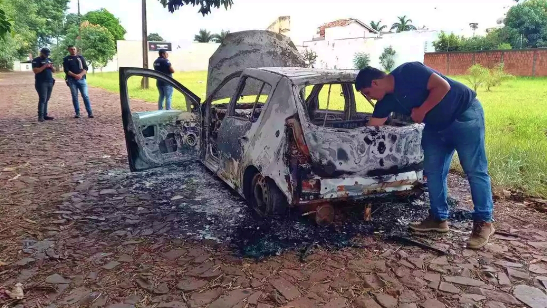 Sandero roubado em MS em julho &eacute; encontrado queimado na fronteira 