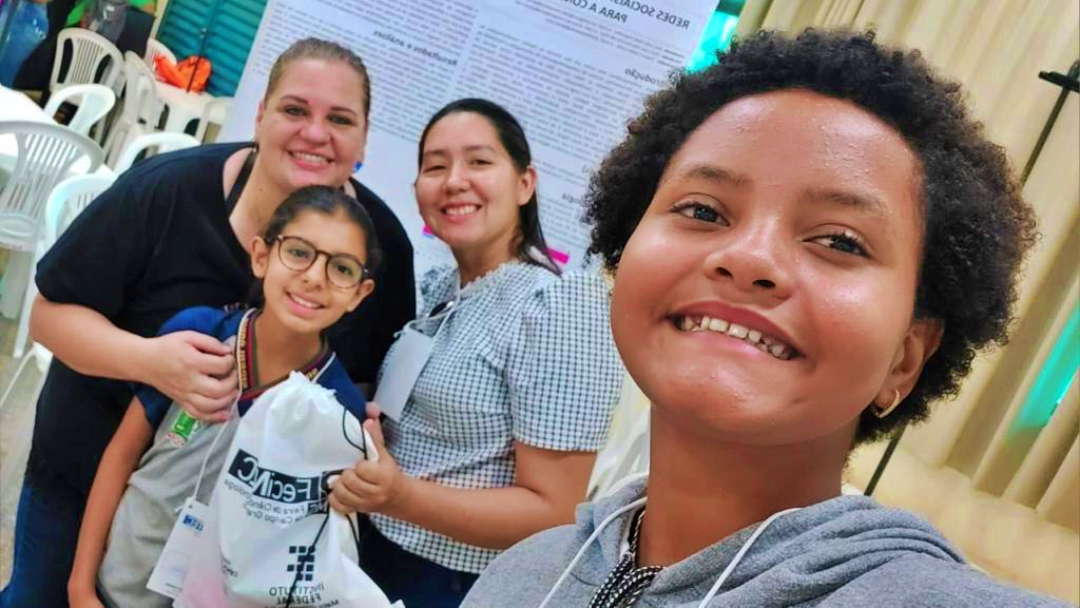 Alunos de escola municipal conquista 1&ordm; lugar na Fecintec, com trabalho sobre navega&ccedil;&atilde;o segura