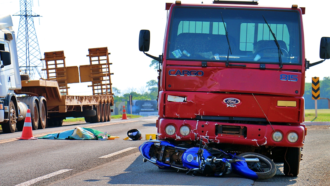 Servidor morreu ao tentar atravessar de motocicleta a BR-060 