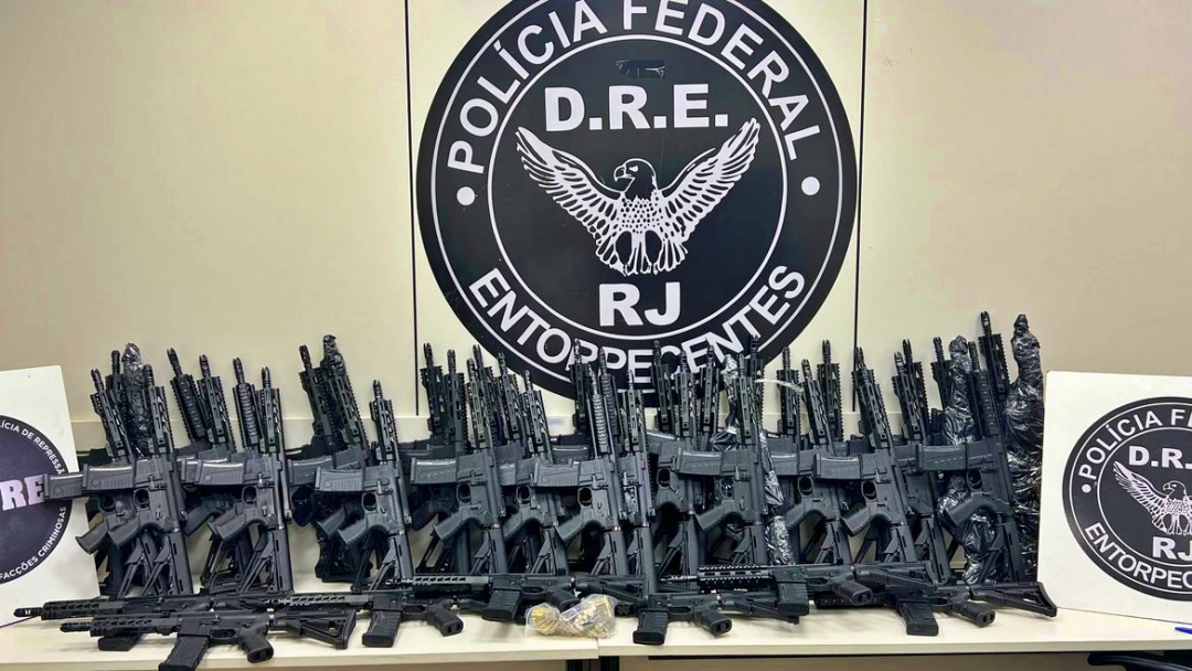 Pol&iacute;cia Federal apreende 47 fuzis em mans&atilde;o no Rio