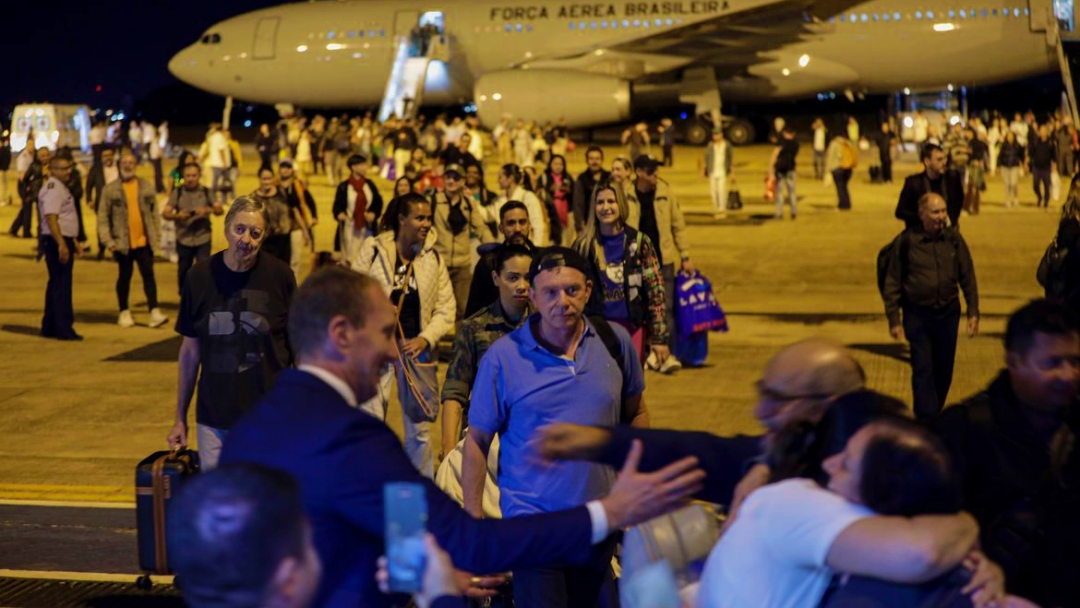 Chega a Bras&iacute;lia primeiro avi&atilde;o trazendo brasileiros de Israel