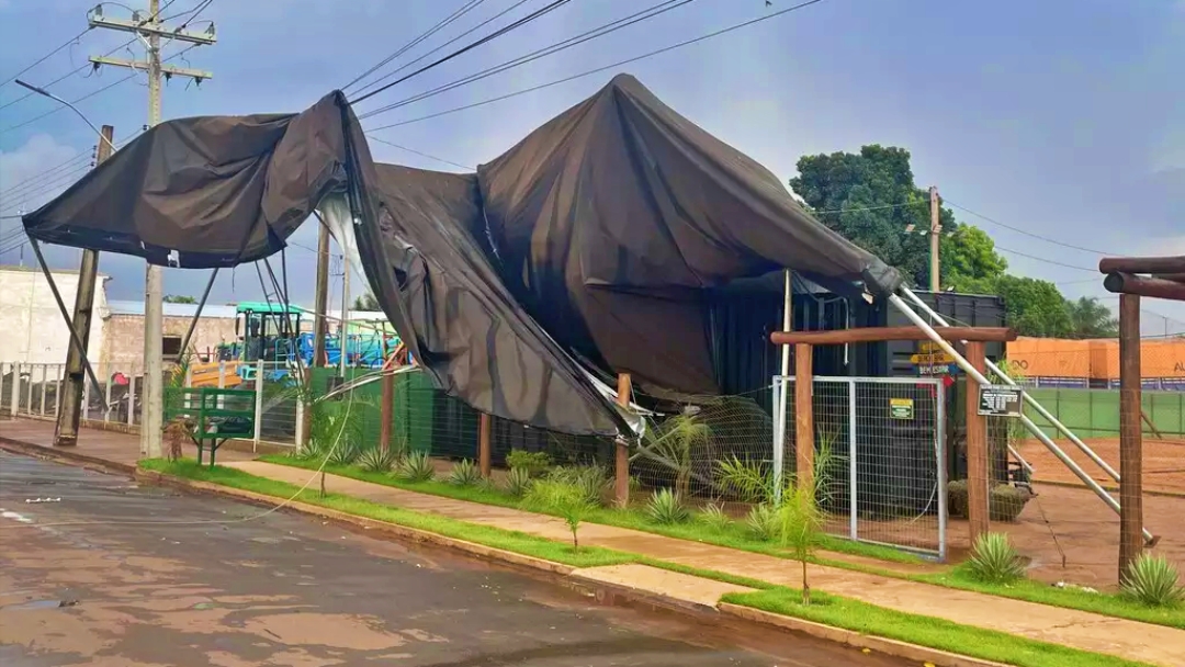 Ventos superaram 80 km/h em MS e causaram estrago  