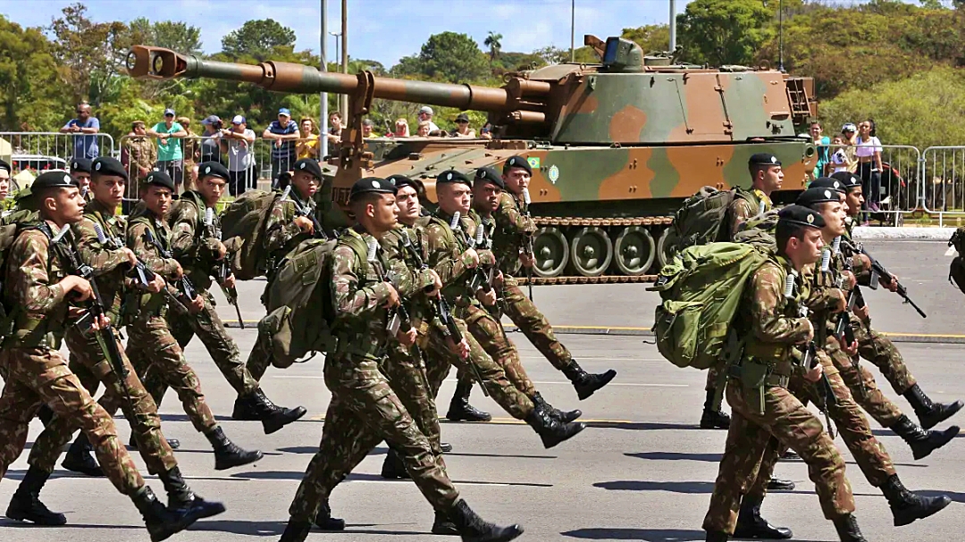 Ex&eacute;rcito mant&eacute;m 160 &ldquo;aquartelados&rdquo; ap&oacute;s sumi&ccedil;o de metralhadoras em SP