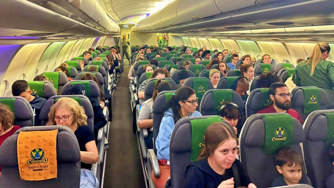 &Uacute;ltimo voo da primeira fase de resgate de brasileiros em Israel pousa no Rio