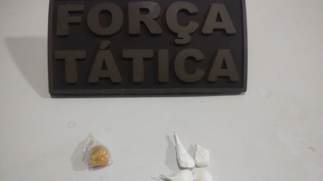 PM apreende cocaína e crack em abordagens no Jatobá e dispersa usuários no Brizolão