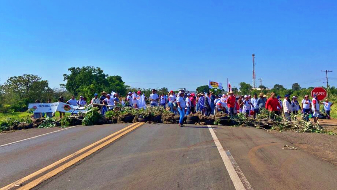 Sem-terra bloqueiam a BR-163 na sa&iacute;da de Campo Grande para SP