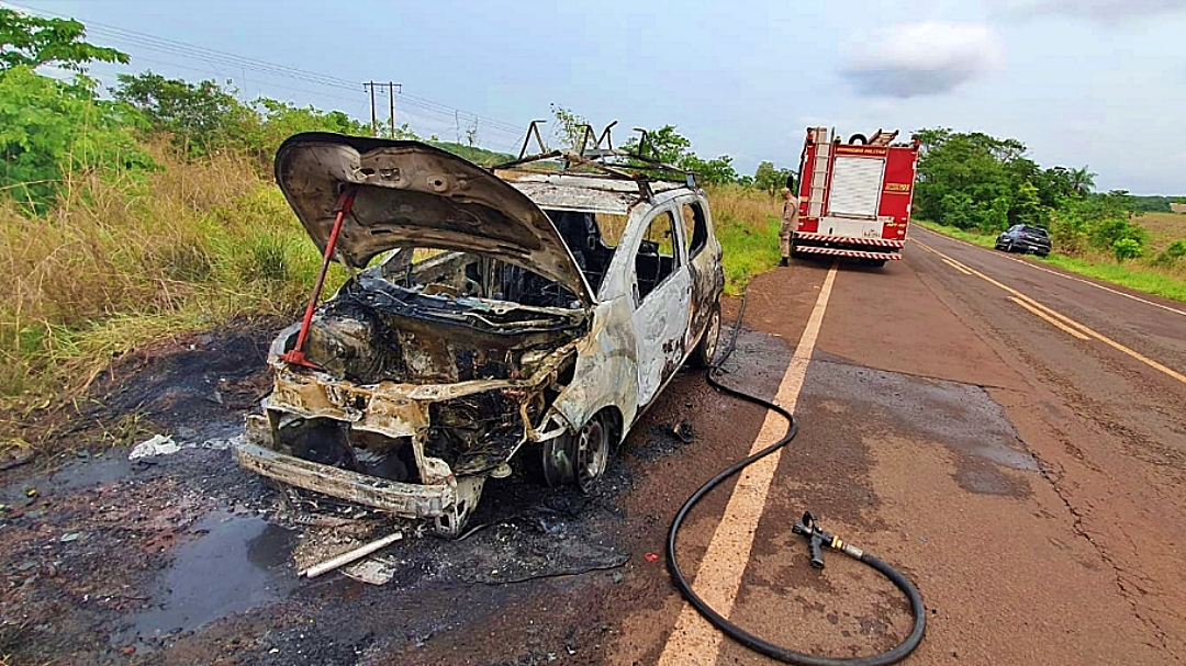 Ve&iacute;culo pega fogo na estrada para Quebra Coco e teve perca total 