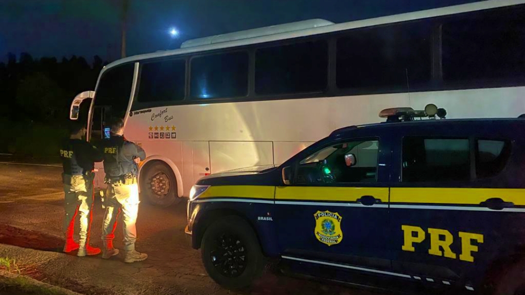 PRF apreende 91 kg de cocaína em ônibus que levava 43 estrangeiros