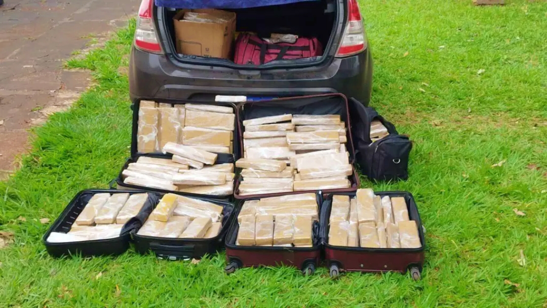 A caminho de SP, motorista de aplicativo é pego com 242 kg de maconha na BR-463