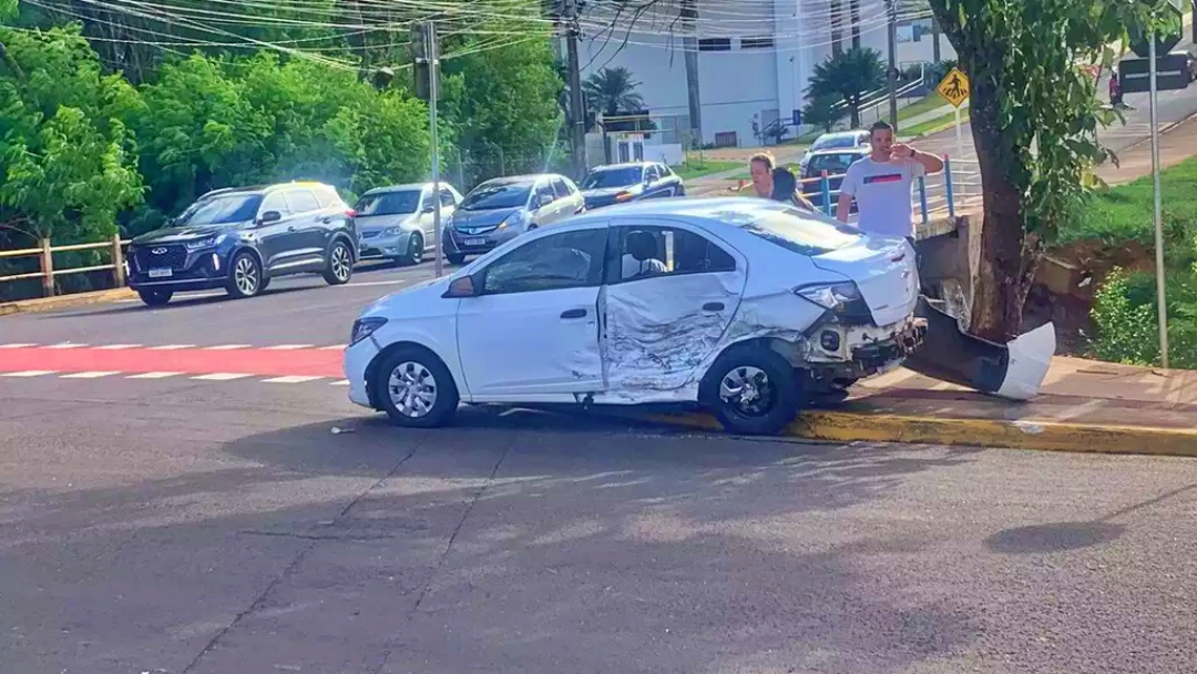 Motorista ignora sinal vermelho e causa acidente na Via Parque 