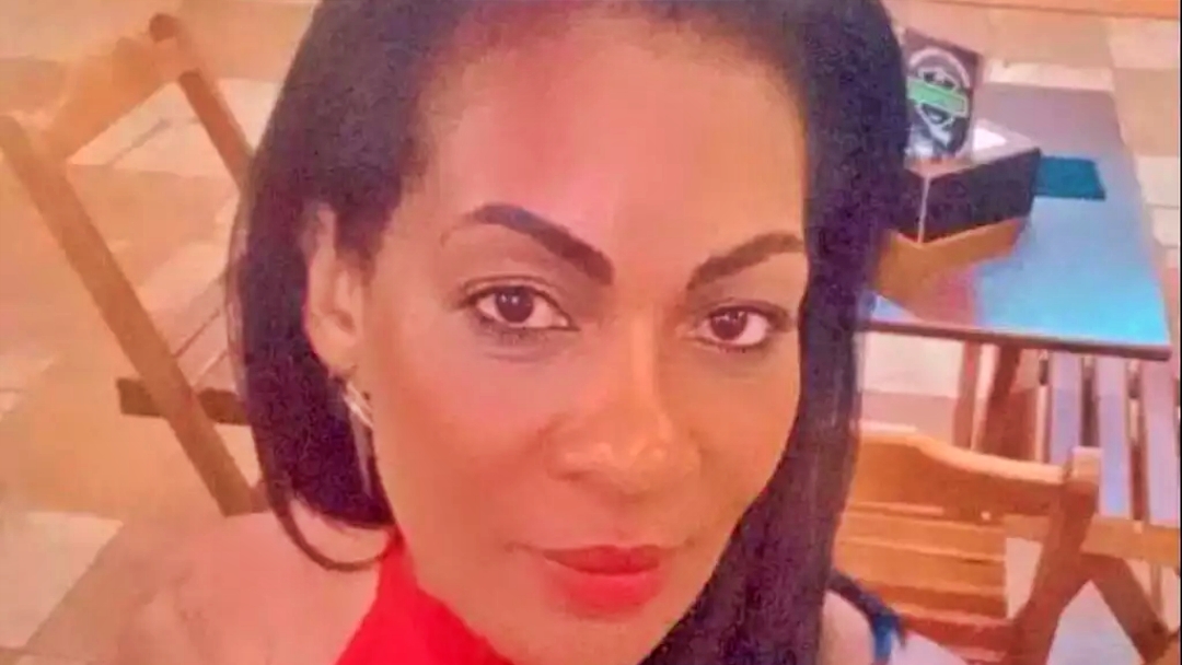 Ex-marido ateia fogo em casa e mata mulher a facadas