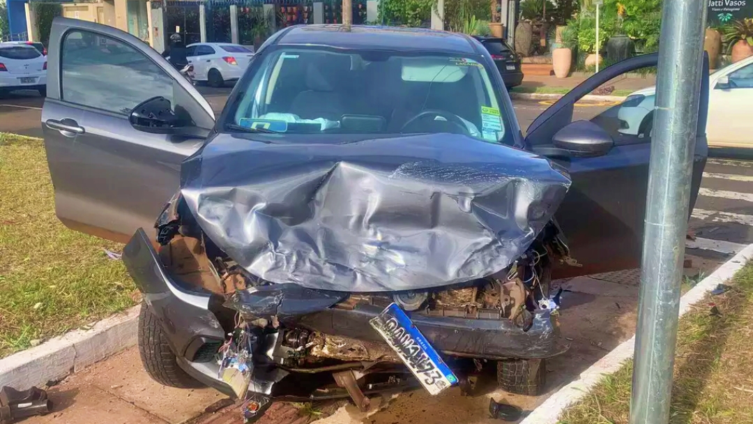 Motorista ignora sinal vermelho e causa acidente na Via Parque 