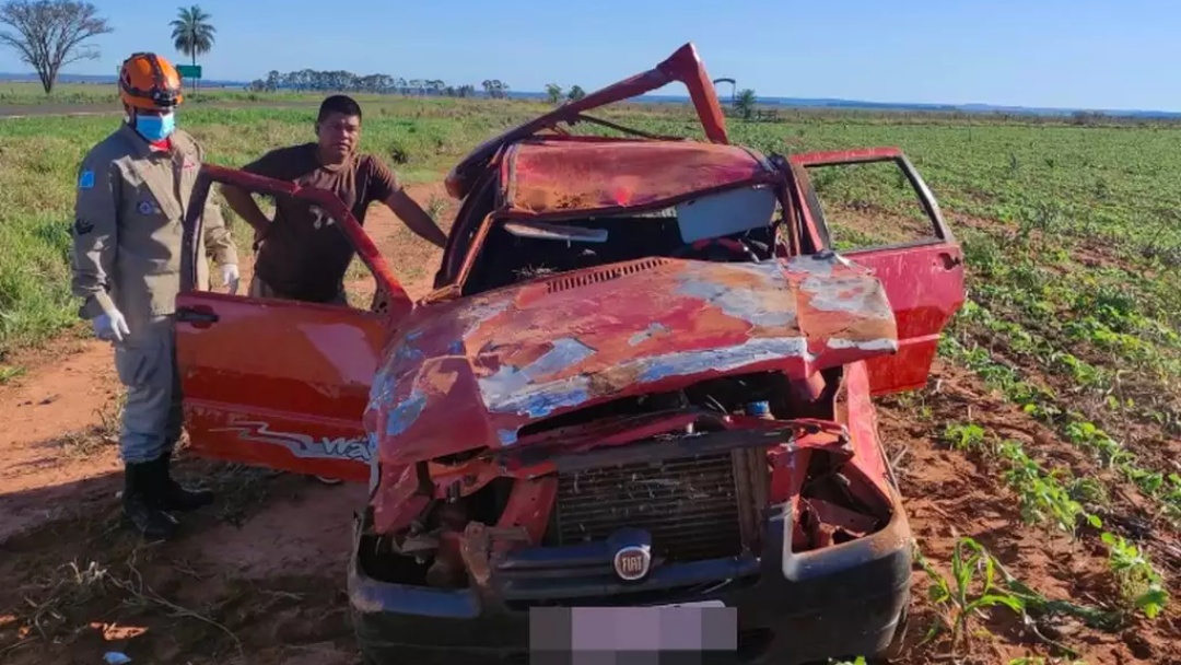 Carro capota e 4 pessoas, entre elas duas crianças, ficam feridas