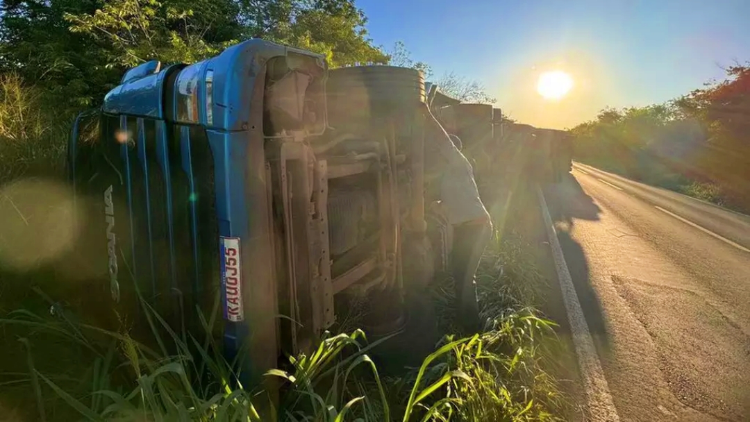 Motorista tenta desviar de buraco e carreta carregada de algod&atilde;o tomba na MS-276 