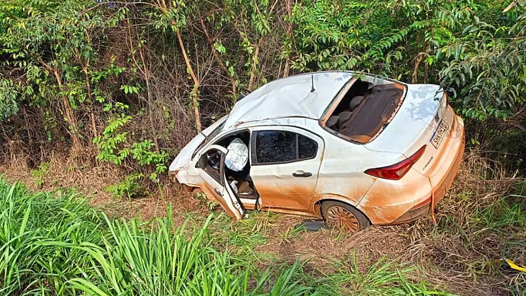 Para evitar bater em caminh&atilde;o, motorista desvia e capota carro  