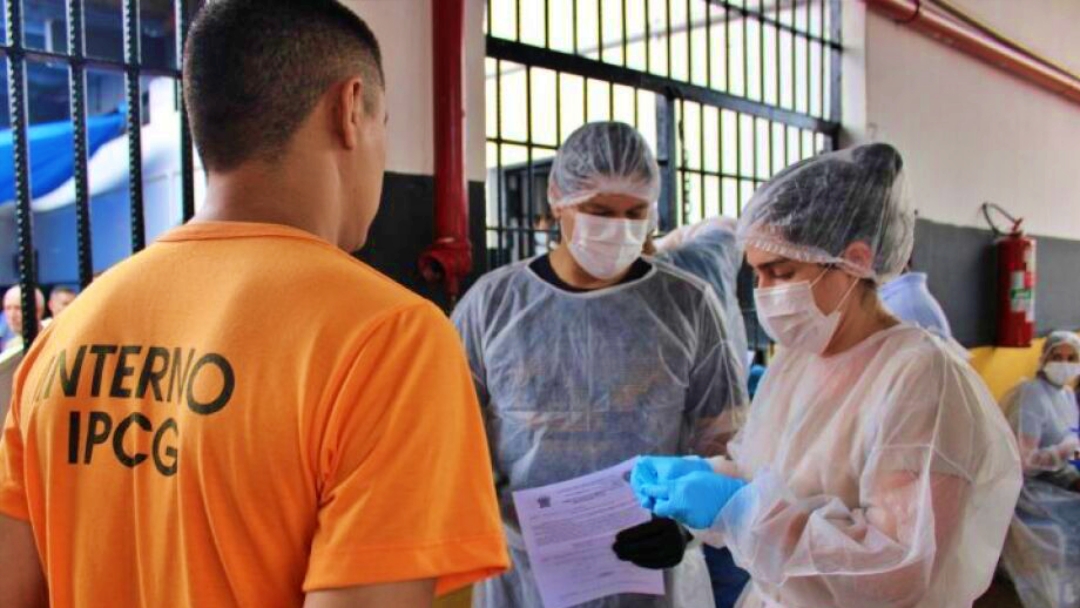 Detentos passam por coleta de material gen&eacute;tico 