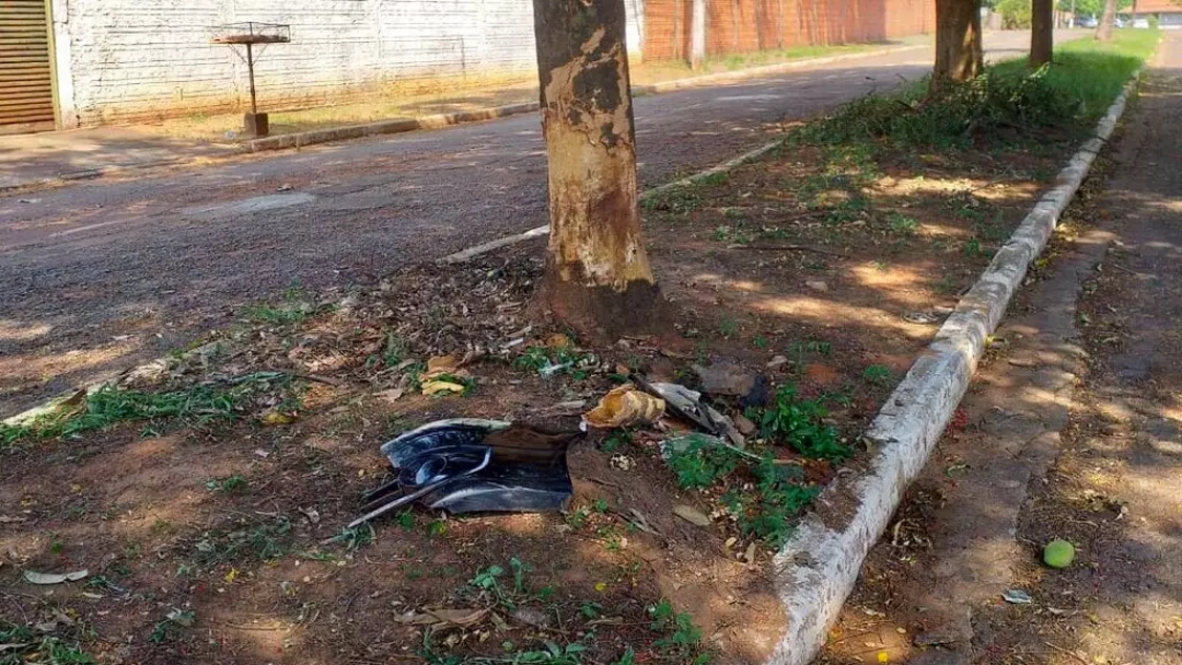 Jovem morre em acidente de carro ap&oacute;s ve&iacute;culo bater em &aacute;rvore 